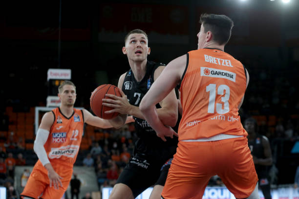 “友好互动”，WWE摔角手场上穿伊萨克红军球衣挑衅纽卡本地观众